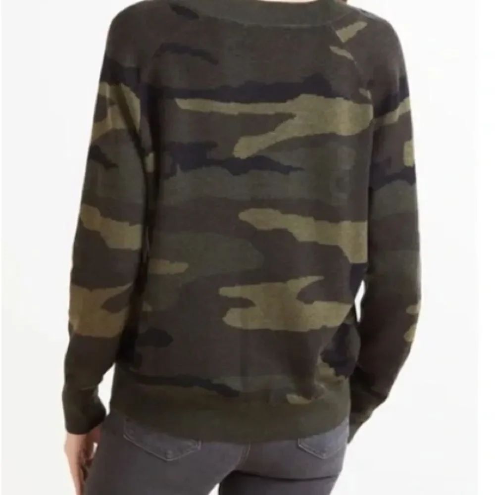 John + Jenn V-neck Fitz Green Camo Sweater S/P - Picture 2 of 8